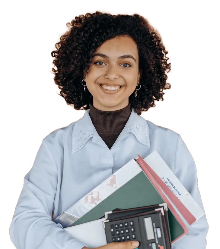Contadora sorridente segurando calculadora e pastas de documentos